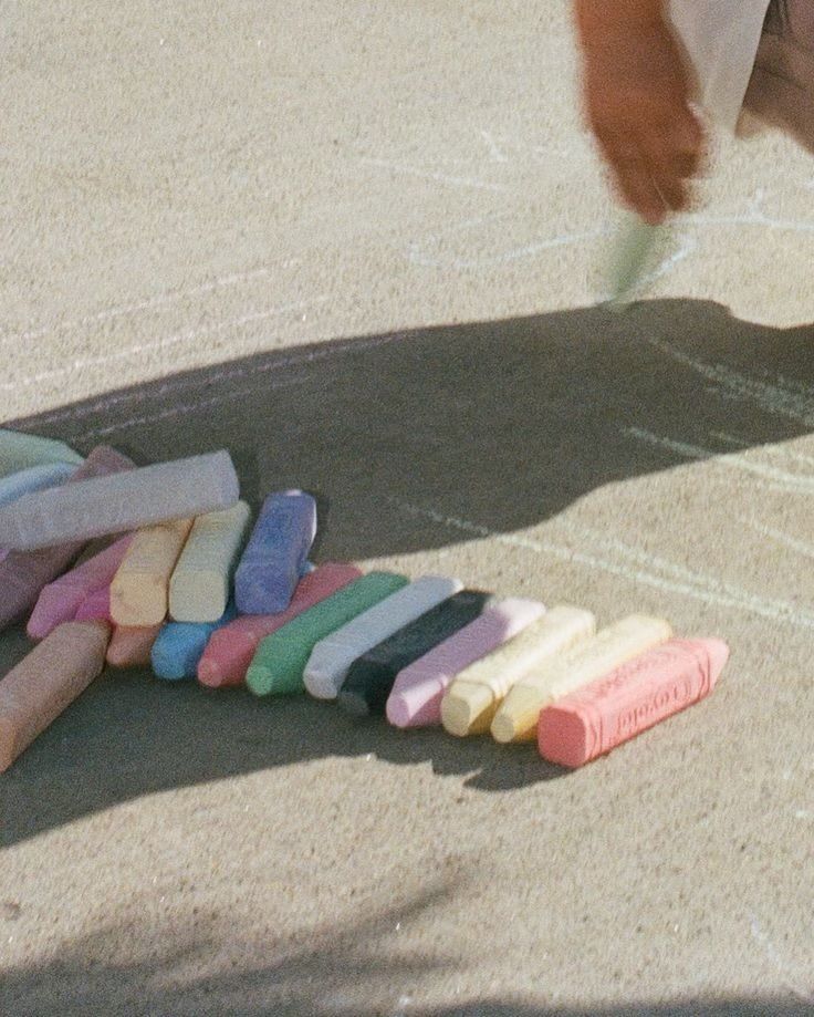 Bunte Strassenkreiden im Sonnenlicht